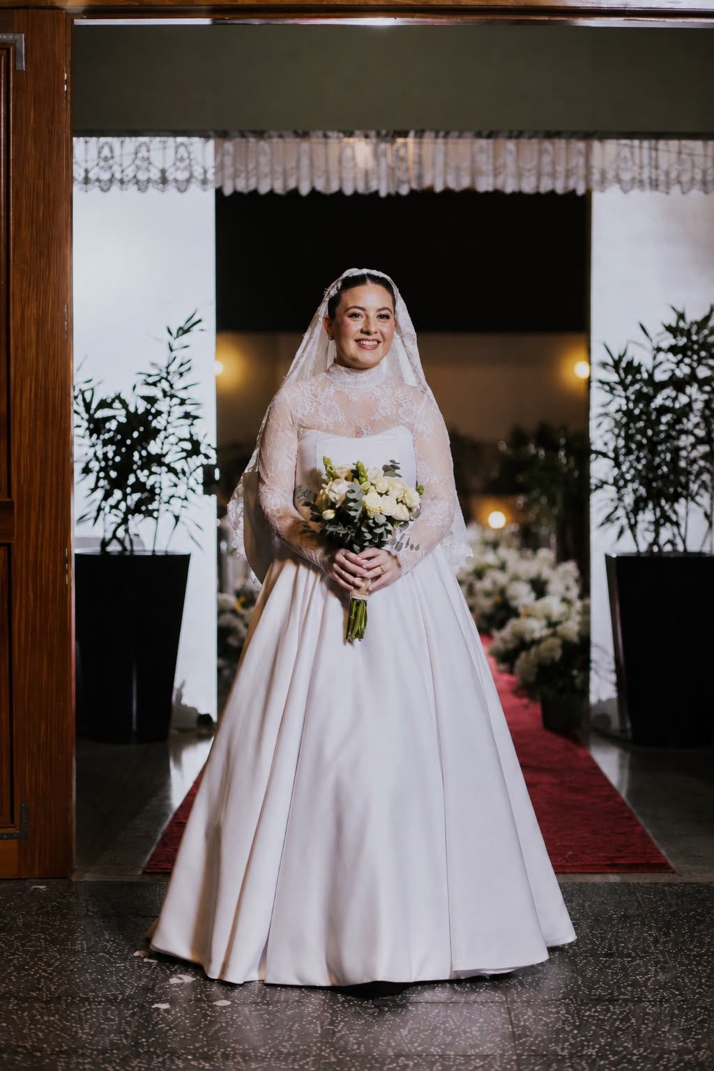 Vestido de Noiva Minimalista & Atemporal. Vestido de noiva em cetim romano, com estética minimalista e atemporal, decote tomara que caia e segunda pele em renda francesa removível. A cauda acompanha a cerimônia e pode ser retirada para a festa, proporcionando mais leveza e liberdade de movimento.